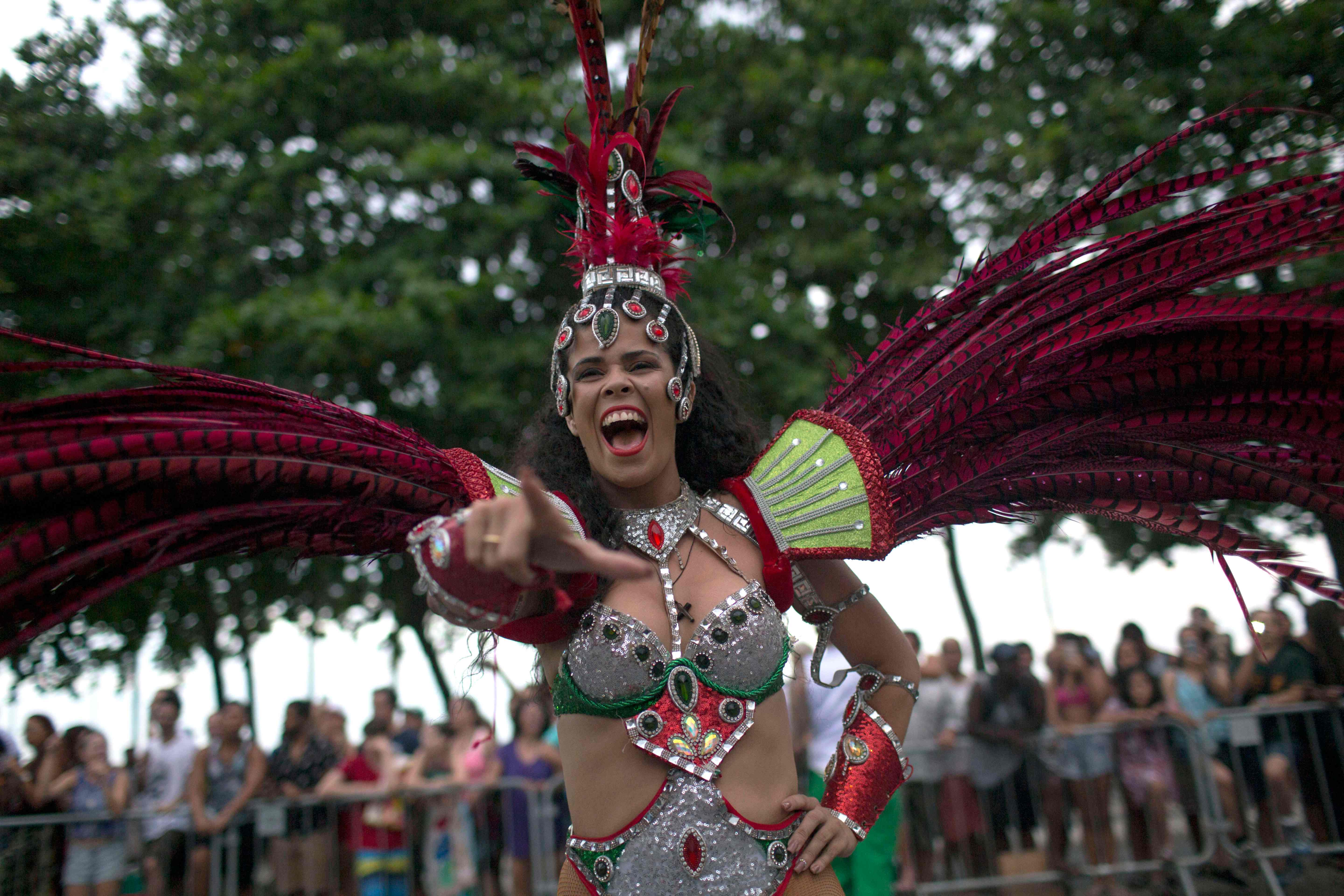 إحدى جميلات البرازيل تشارك فى رقصات السامبا