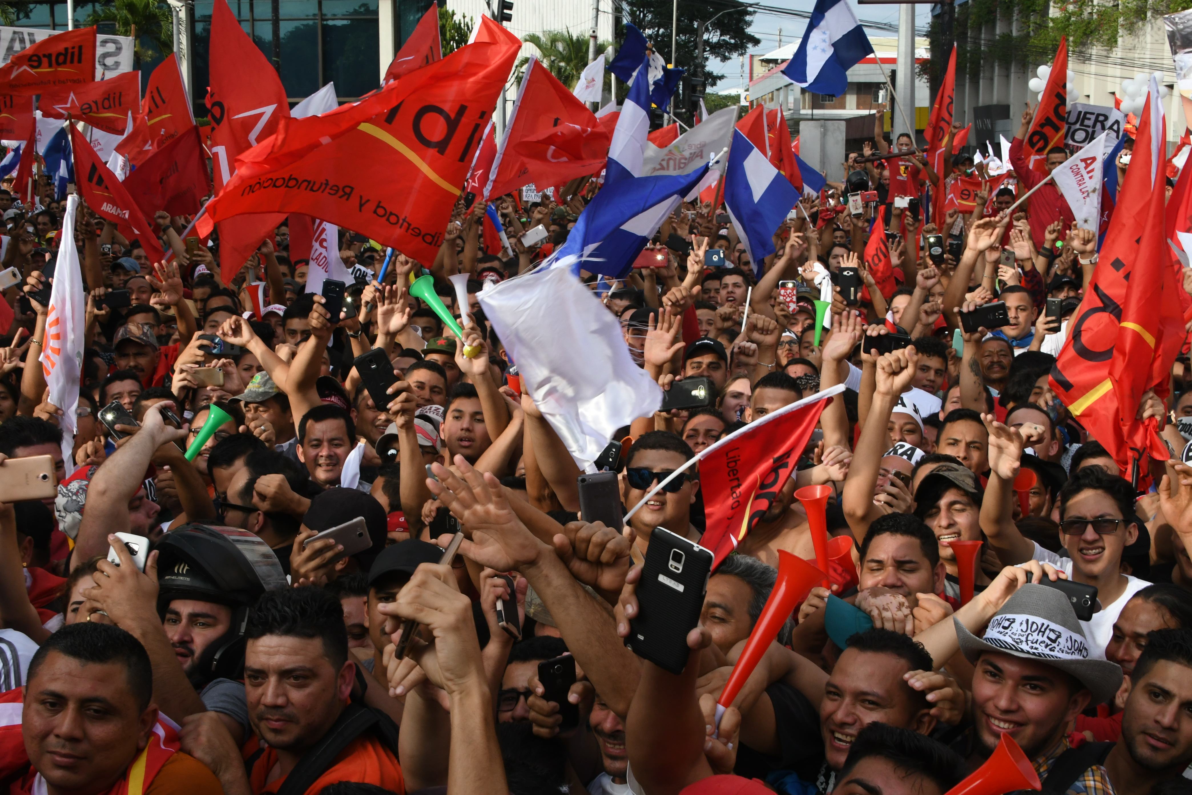 الألاف يتظاهرون بهندوراس ضد إعادة انتخاب الرئيس هيرنانديز