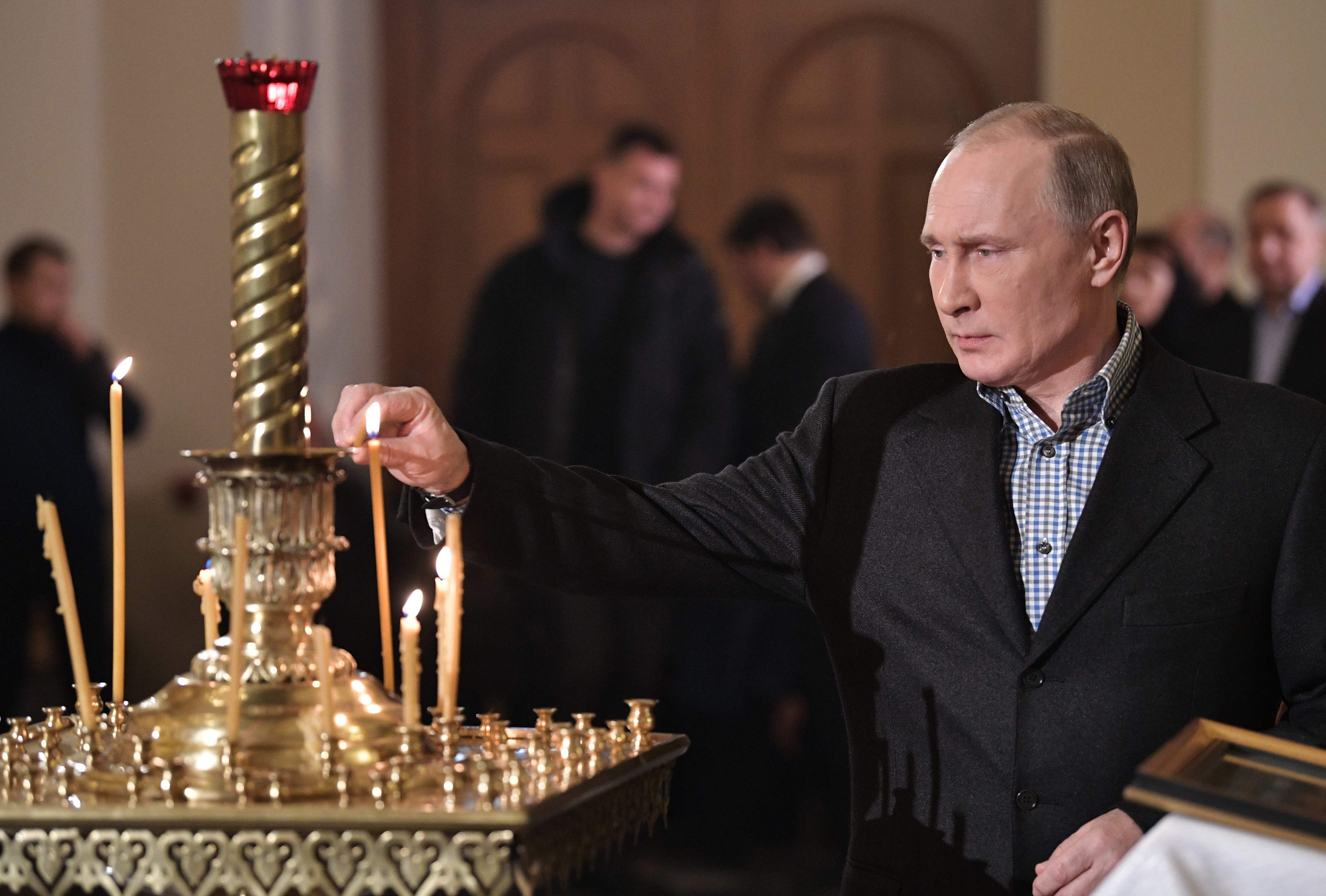 بوتين يضيئ شمعة خلال الاحتفال بأعياد الميلاد