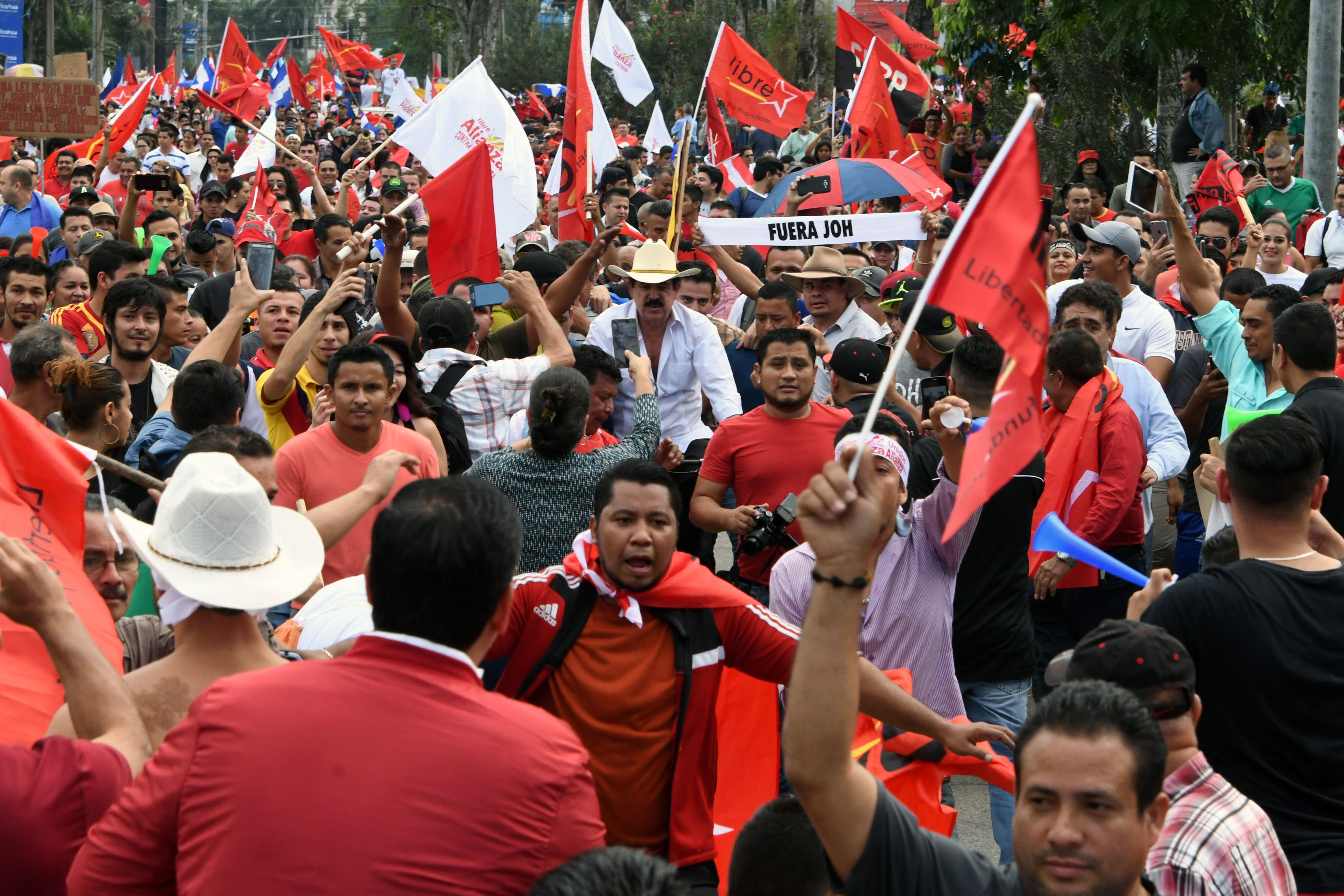 الألاف يتظاهرون بهندوراس بسبب انتخابات الرئاسة