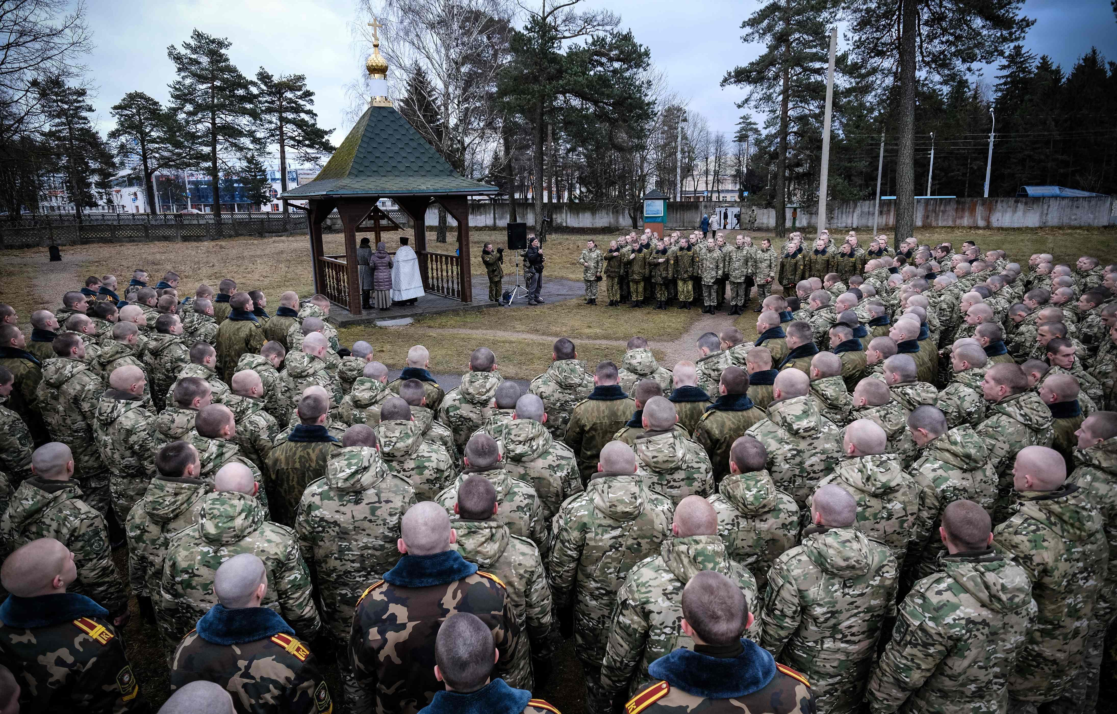 جنود فى بيلاروسيا يقيمون قداسا داخل قاعدتهم العسكرية