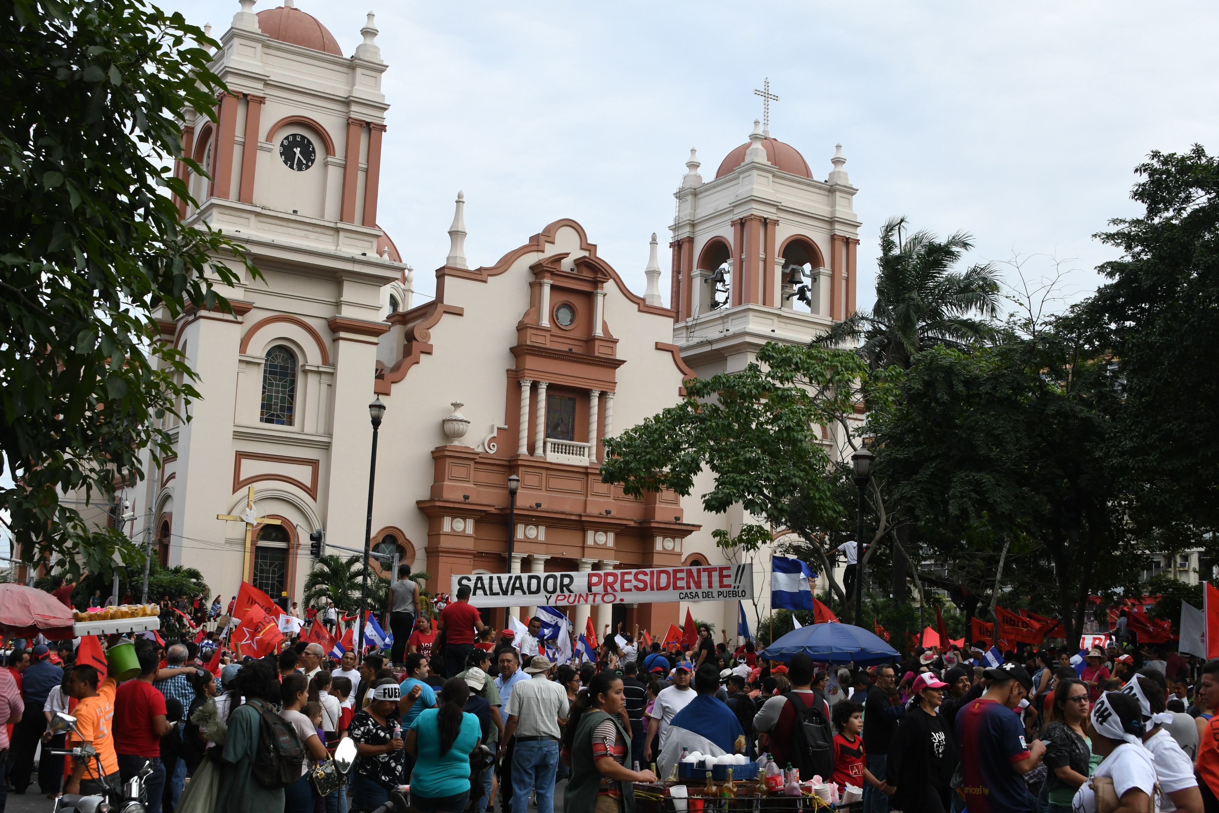 الألاف يتظاهرون بهندوراس ضد إعادة انتخاب الرئيس