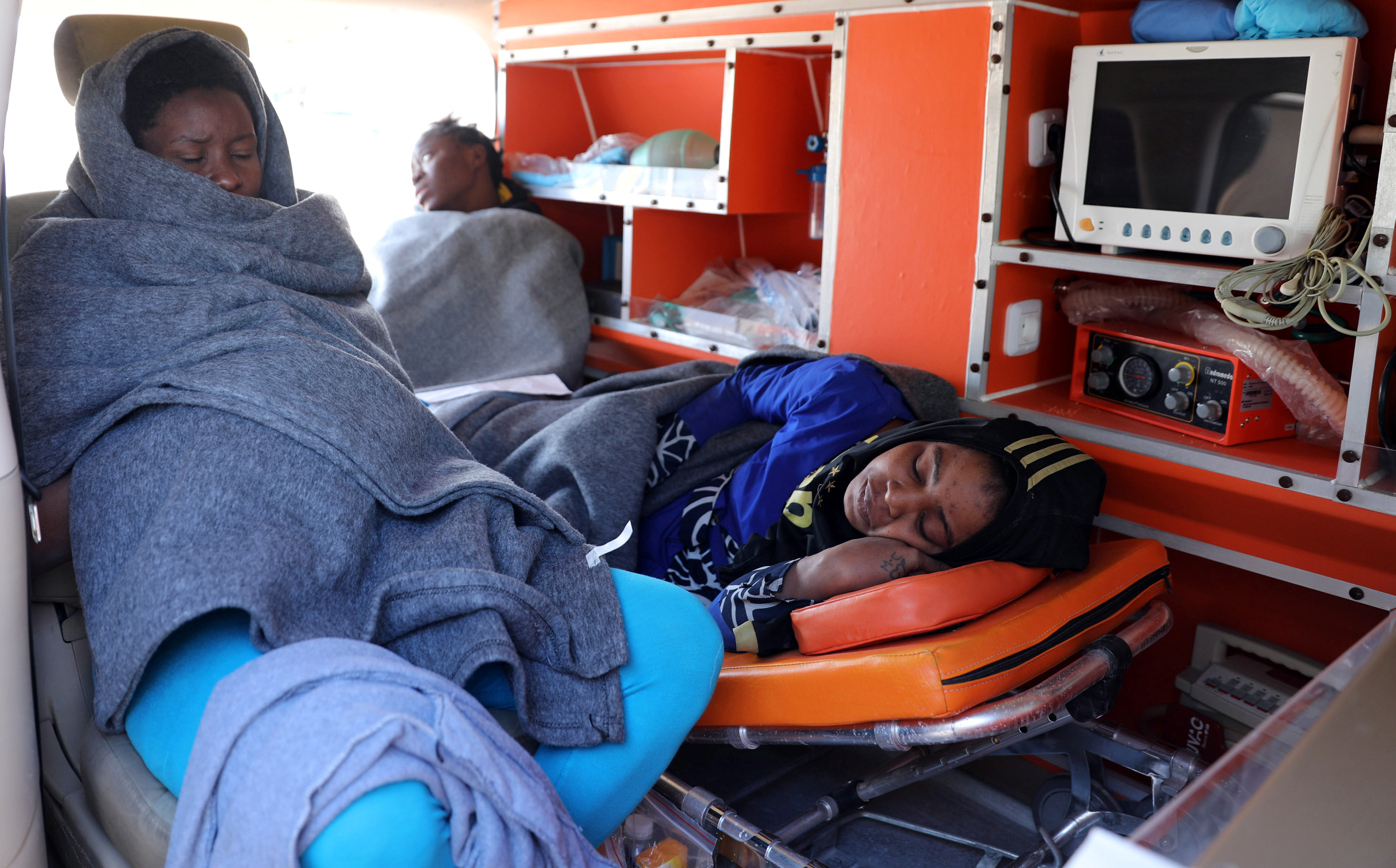 مهاجرات فى سيارة اسعاف لدى خفر السواحل الليبى