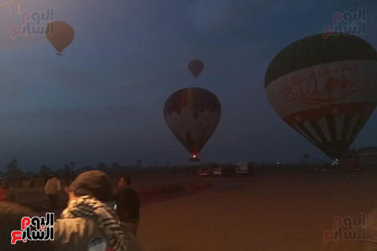 تجهيز واختبار المناطيد الهوائية بأرض مطار الأقصر