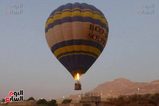 البالون يحلق في سماء مدينة الأقصر