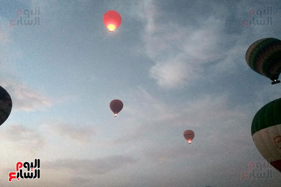 المناطيد الهوائية تحلق في سماء الأقصر
