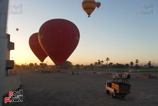 جانب من نقل وتجهيز المناطيد للإقلاع بالأقصر