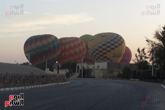 البالونات الطائر قبل إقلاعها في سماء مدينة الأقصر