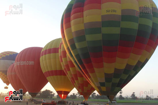 المناطيد تستعد للإقلاع خلال فحصها بمطار البالون