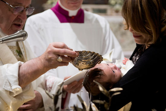 تعميد الأطفال على يد بابا الفاتيكان
