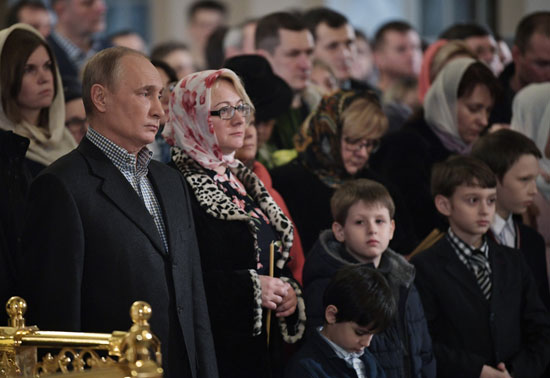 الرئيس الروسى فلاديمير بوتين خلال قداس عيد الميلاد