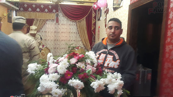 شقيق الشهيد ابانوب يحمل الورود