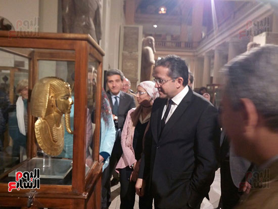 وزير-الآثار-خلال-افتتاح-معرض-السبوع-بالمتحف-المصرى-وتانيس-ضمن-المعروضات