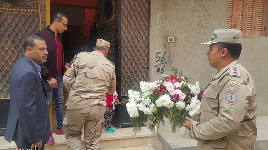 وفد القوات المسلحة يحمل الورود