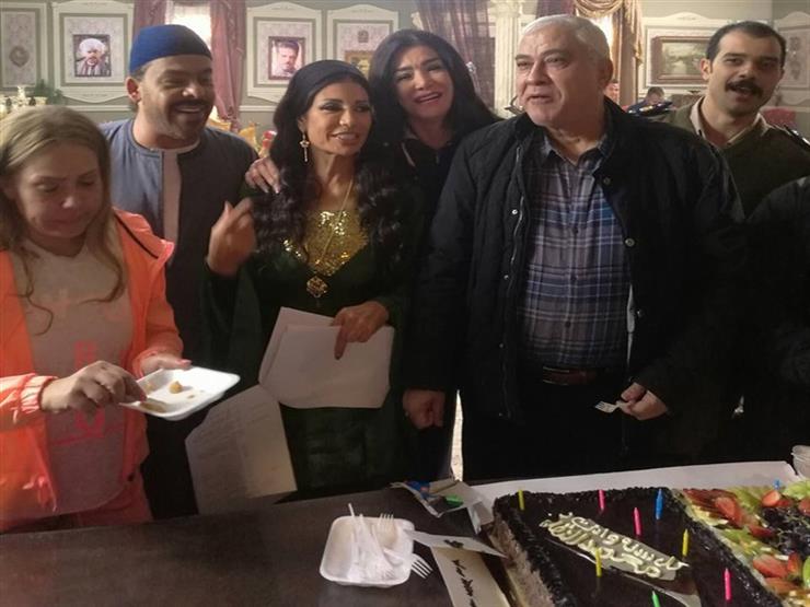 المخرج محمد النقلى وسوسن بدر فى كواليس البيت الكبير