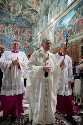 طقوس دينية لبابا الفاتيكان قبل تعميد الأطفال
