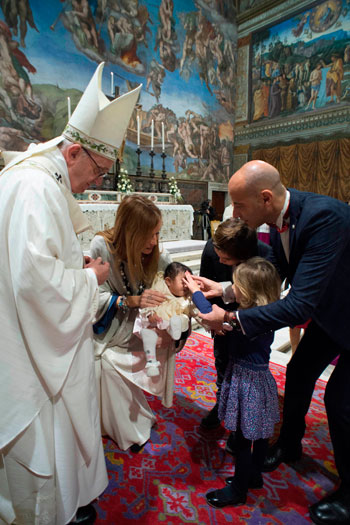 تعميد أطفال فى كنيسة سيستين بالفاتيكان
