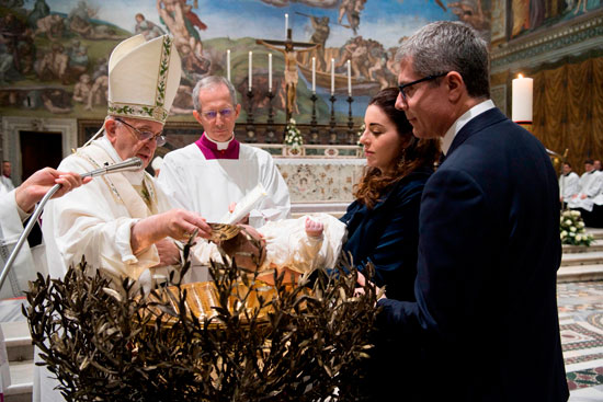 بابا الفاتيكان يعمد طفلًا فى الكنيسة