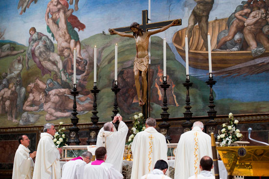 بابا الفاتيكان يترأس قداس فى كنيسة سيستين