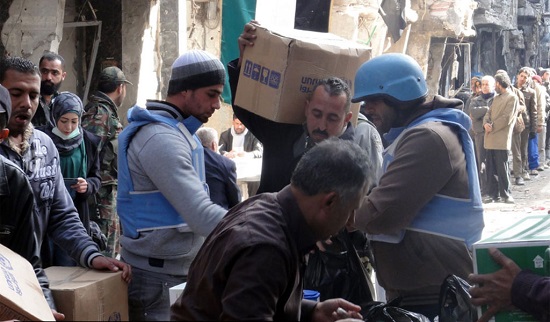 موظفو الأونروا يوزعون مساعدات على اللاجئين