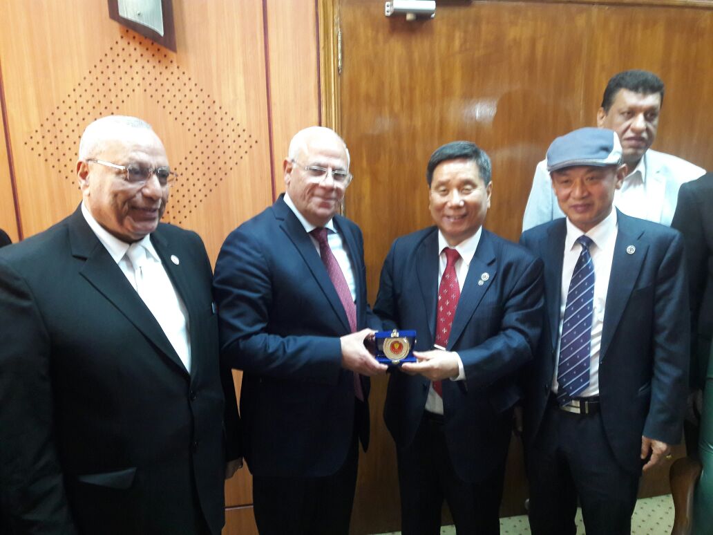 محافظ بورسعيد يلتقى وفدا كوريا