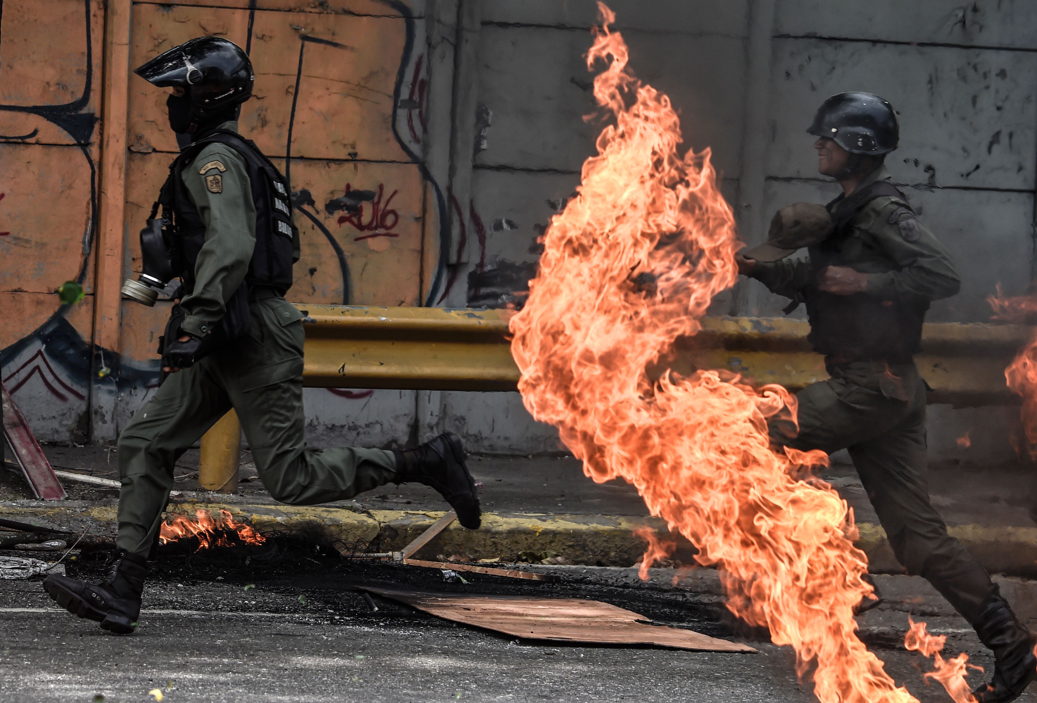 المواجهات فى فنزويلا تدخل إلى نفق مظلم