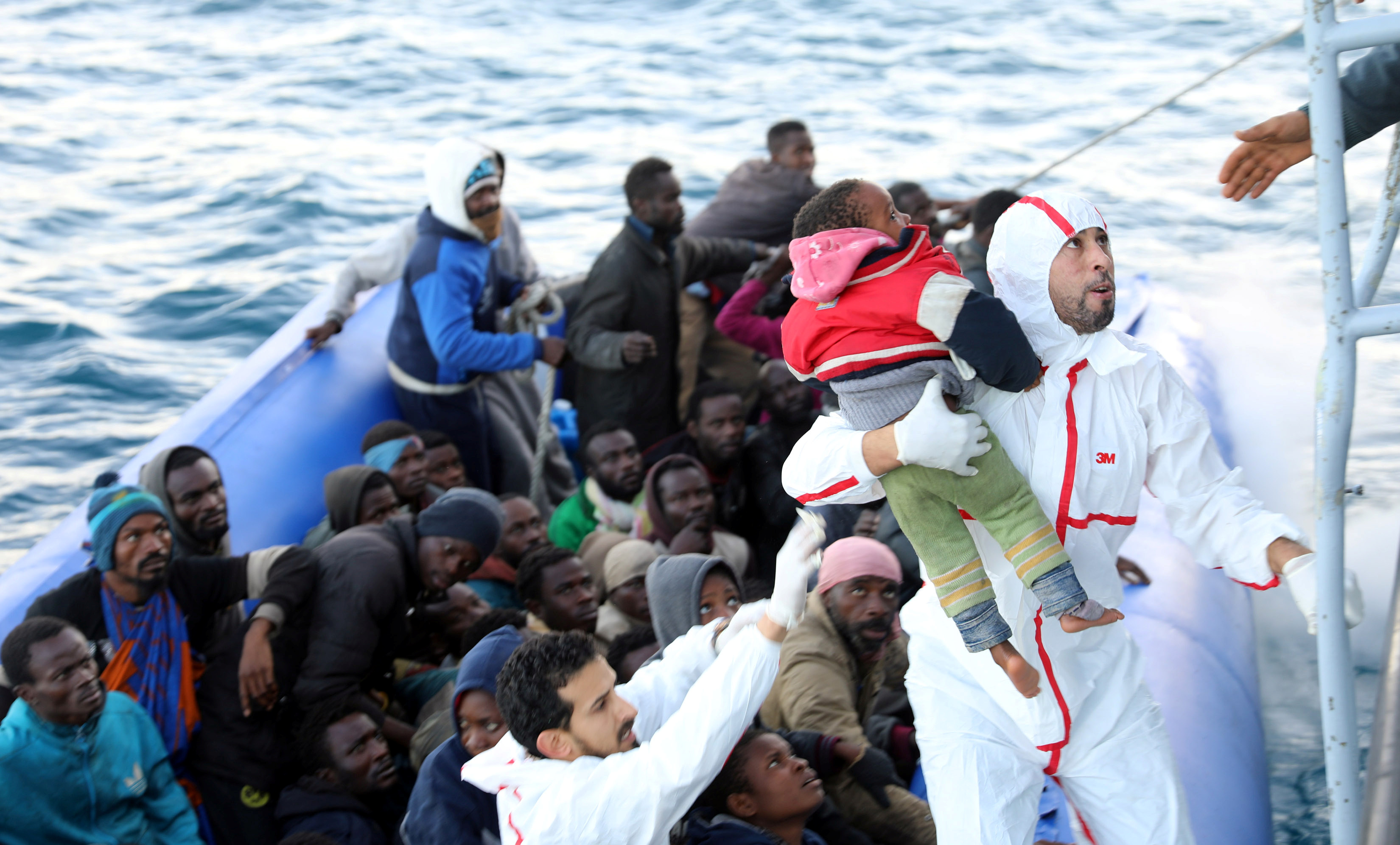 خفر السواحل الليبى ينتشل عشرات المهاجرين