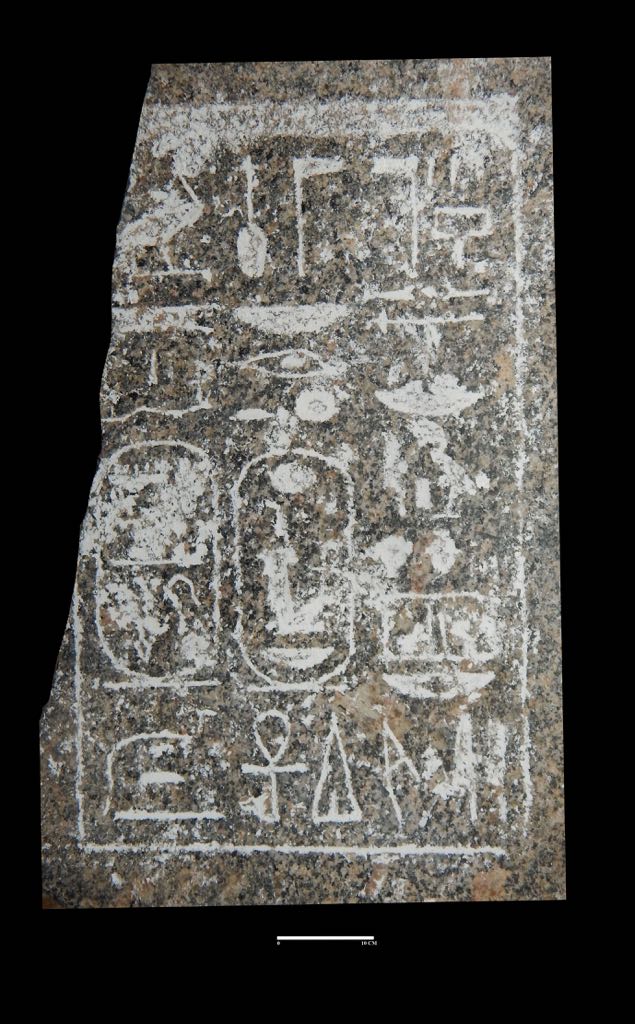جزء من تمثال امنحتب الثالث (3)