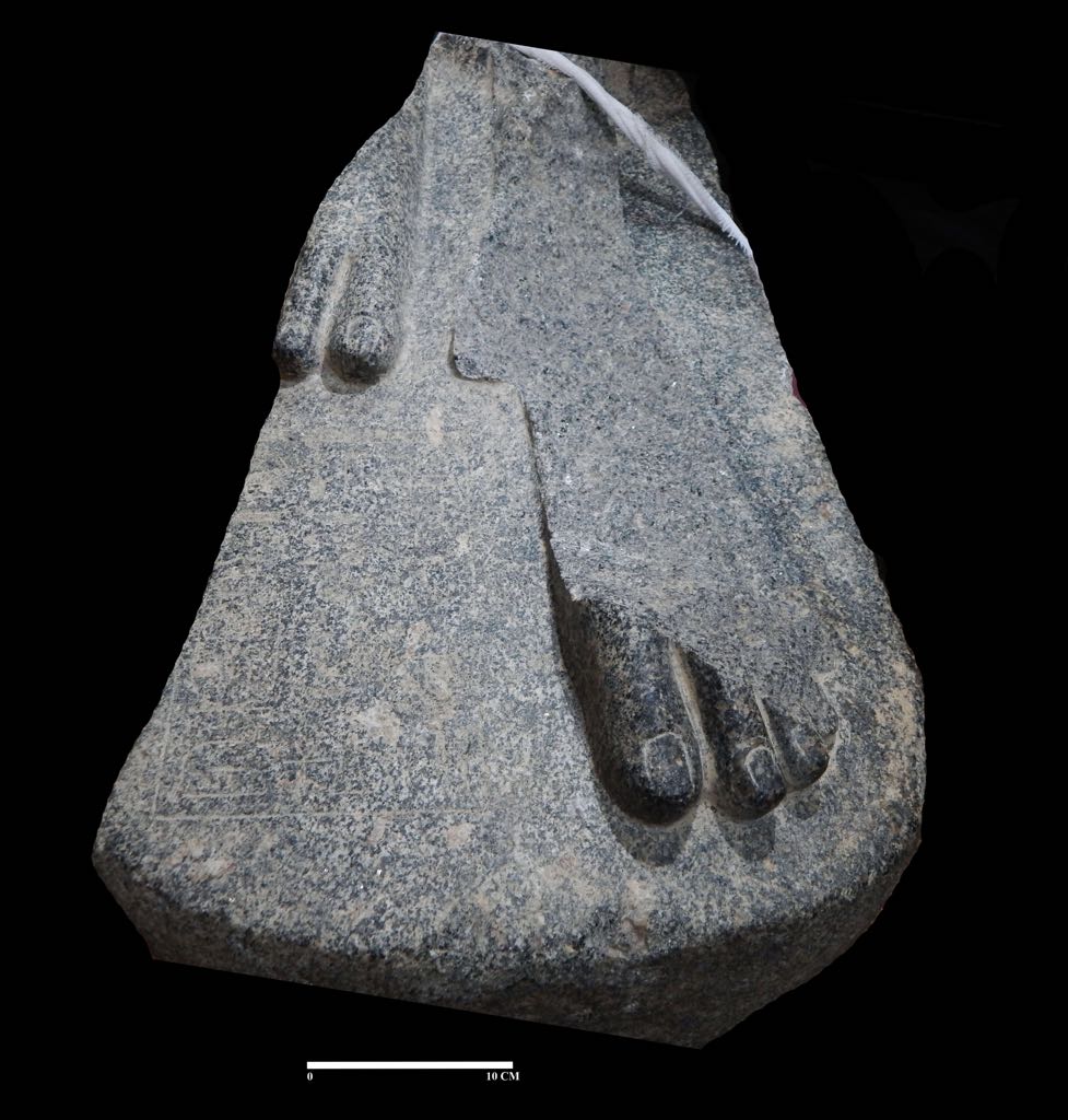 جزء من تمثال امنحتب الثالث (2)