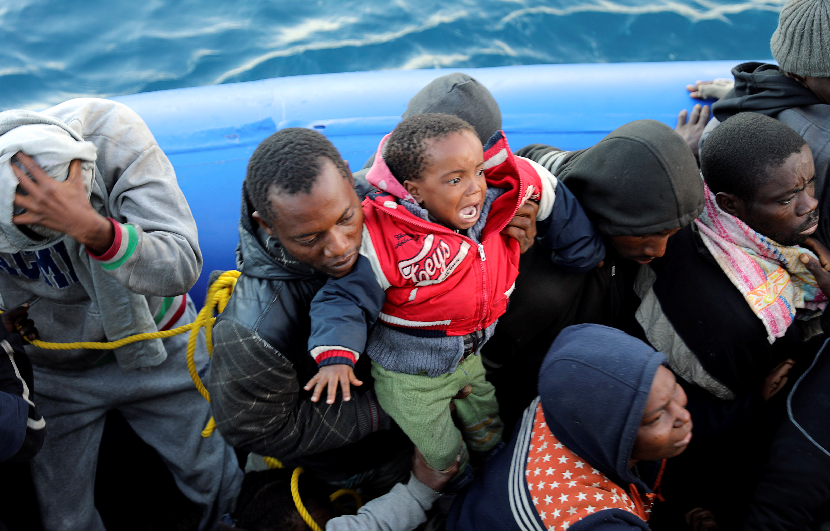 طفل داخل الزورق فى عرض البحر المتوسط