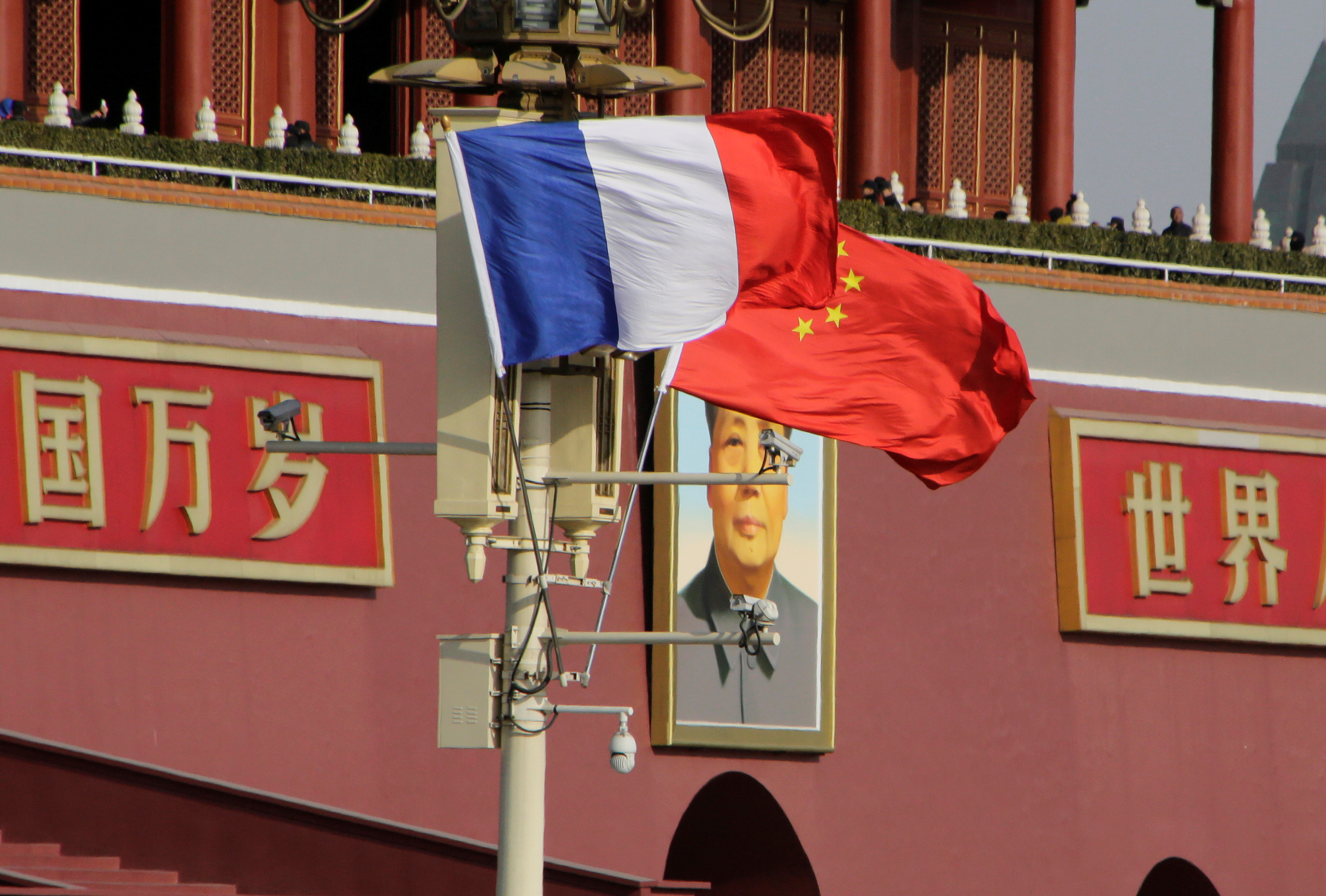 أعلام فرنسا والصين فى شوارع بكين