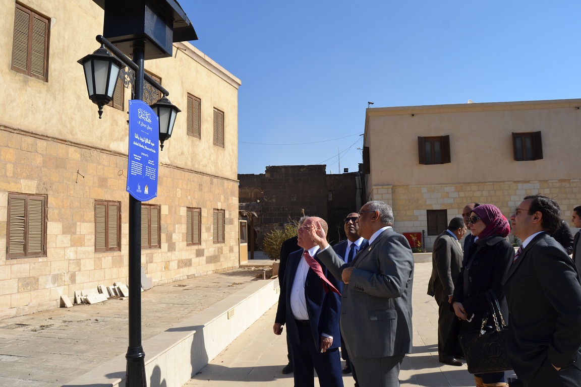 وزير الثقافة يناقش مشروع تطوير المنطقة المحيطة بمتحف نجيب محفوظ  (2)