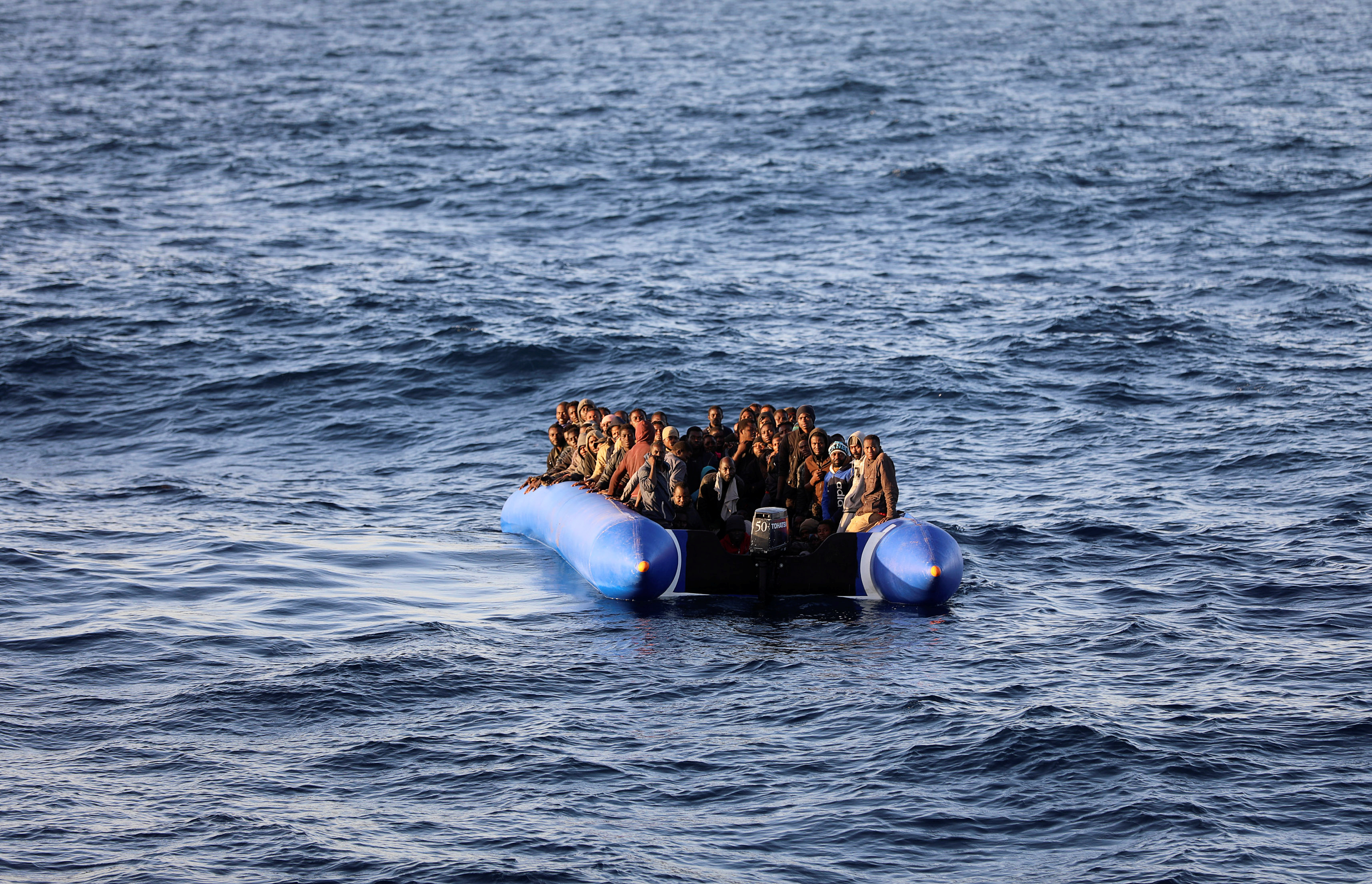 زورق المهاجرين فى عرض البحر المتوسط