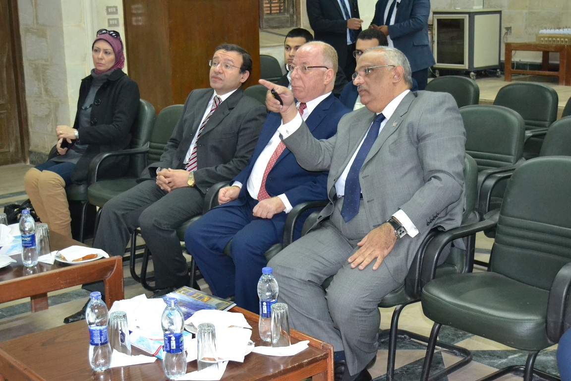 وزير الثقافة يناقش مشروع تطوير المنطقة المحيطة بمتحف نجيب محفوظ  (1)