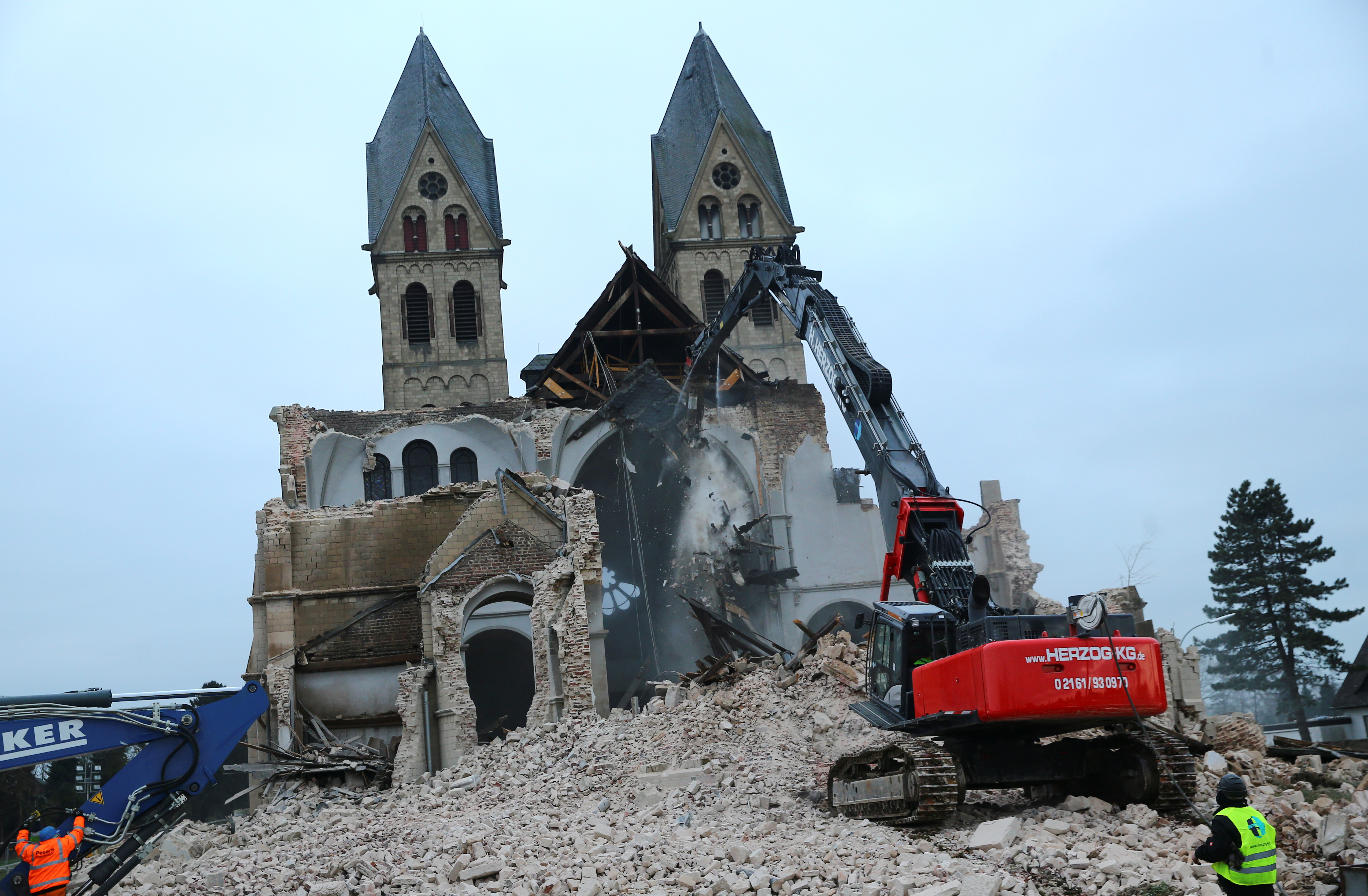 السلطات تهدم كنيسة بألمانيا