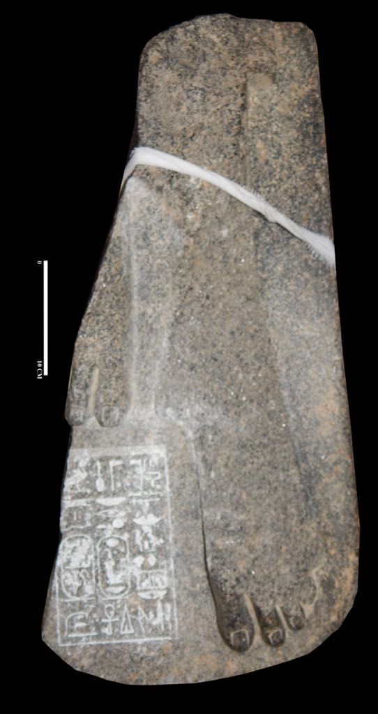 جزء من تمثال امنحتب الثالث (1)