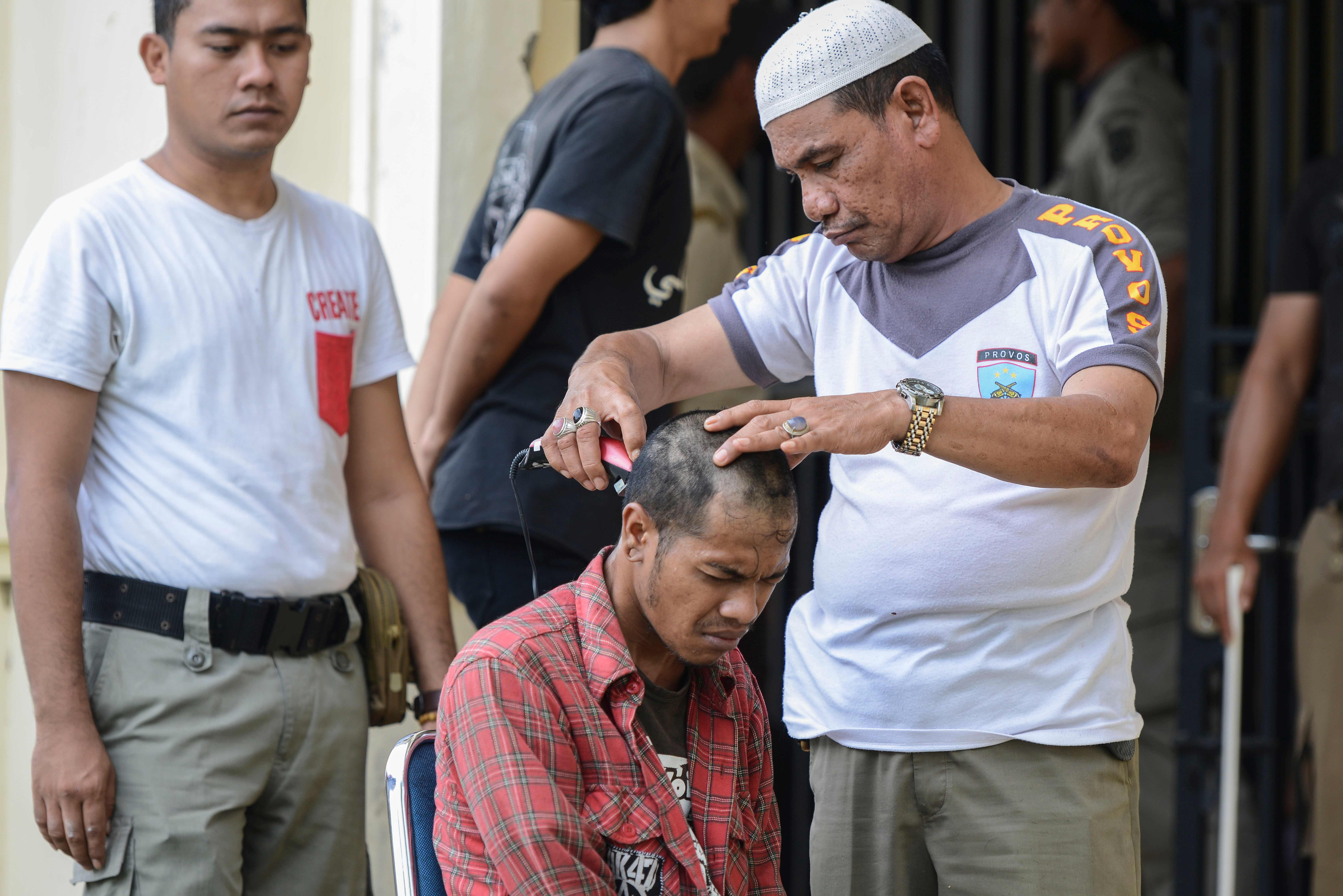 جانب من حلق الشرطة الإندونسية لمساجين 