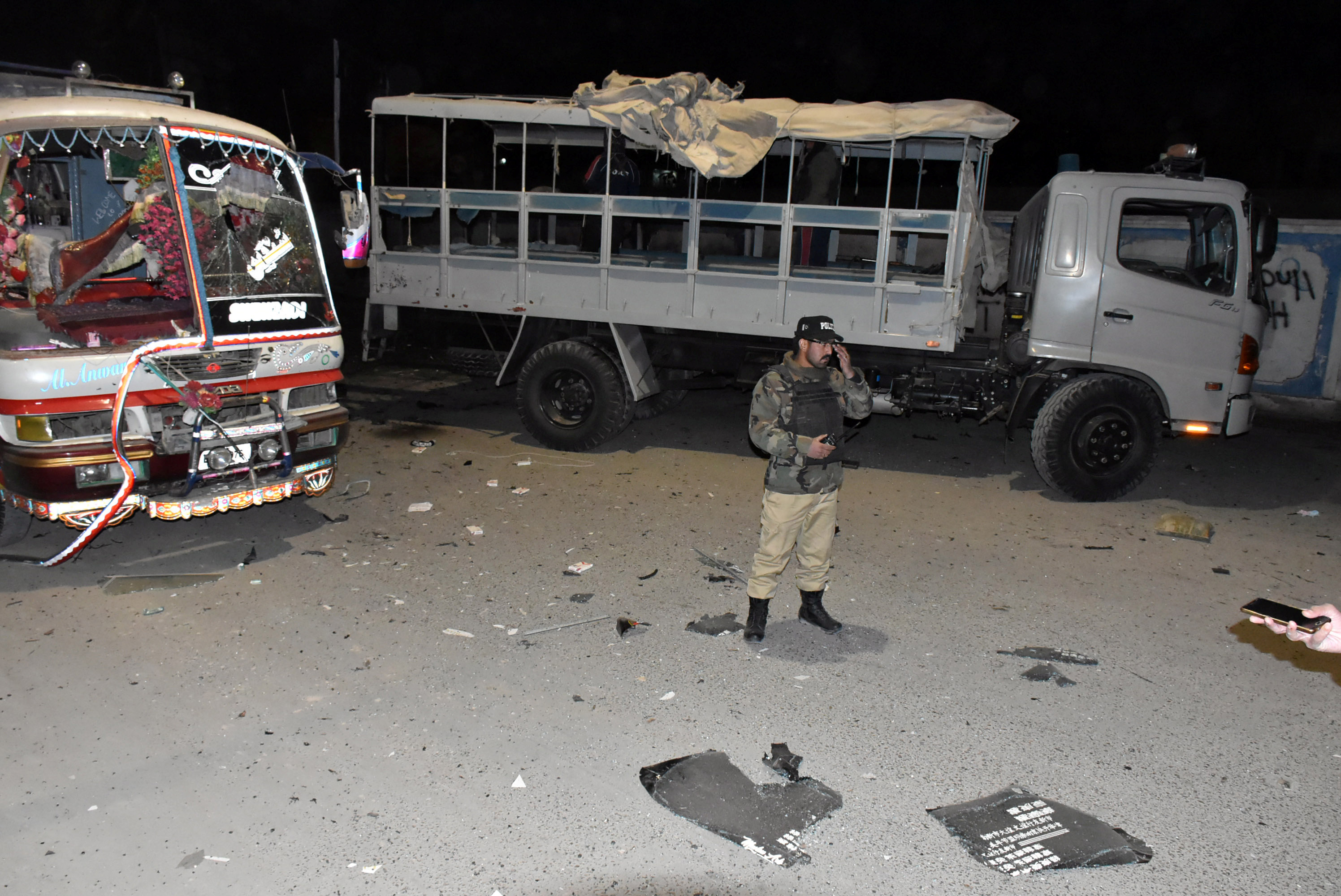 انفجار شاحنة للشرطة بباكستان