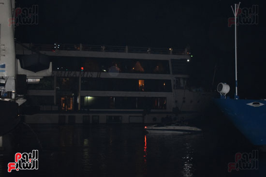 جانب من الحركة المميزة للمراكب فى نهر النيل بالجنوب ليلاً