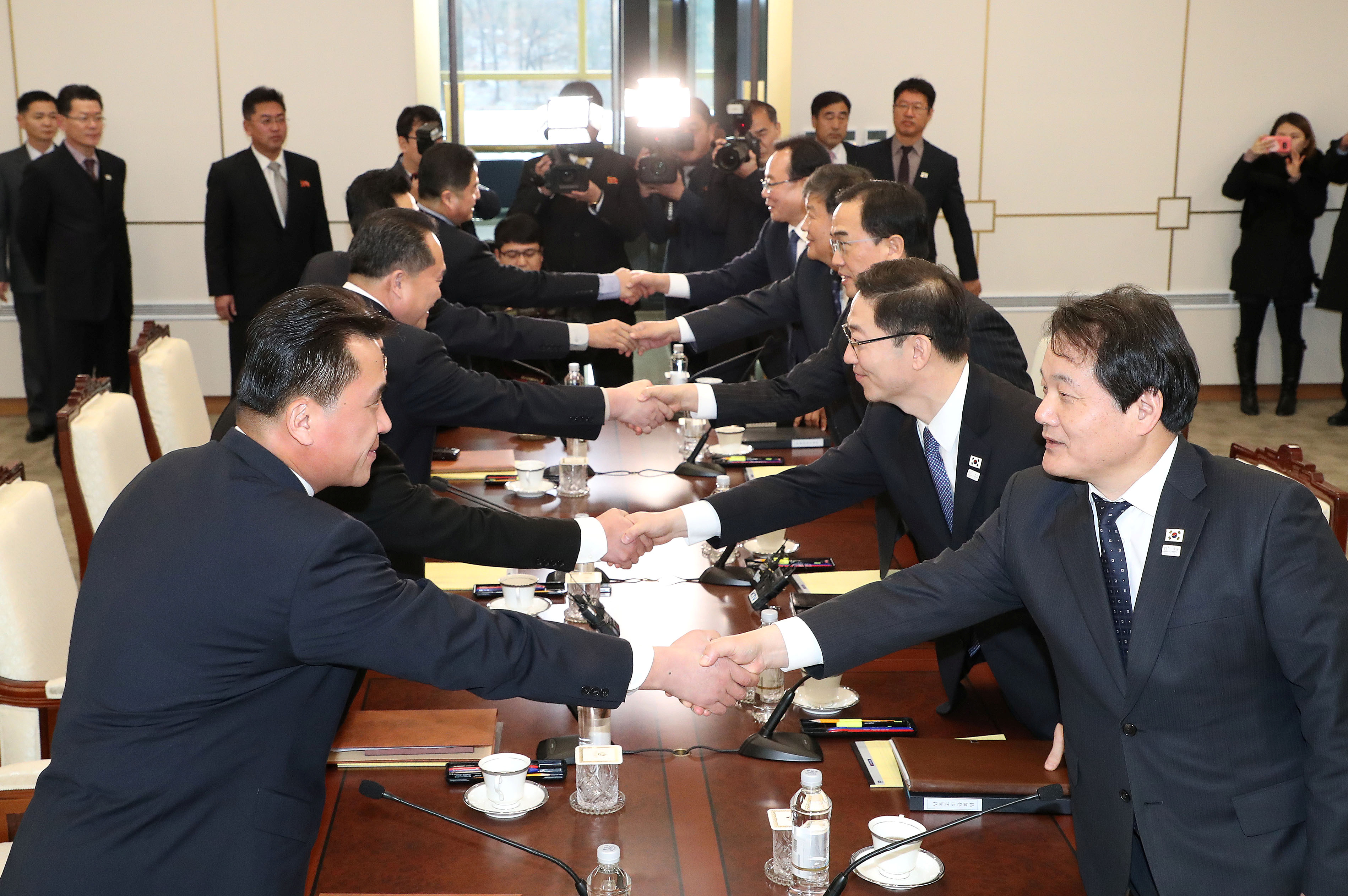 تحية الدبلوماسيون من الكوريتين