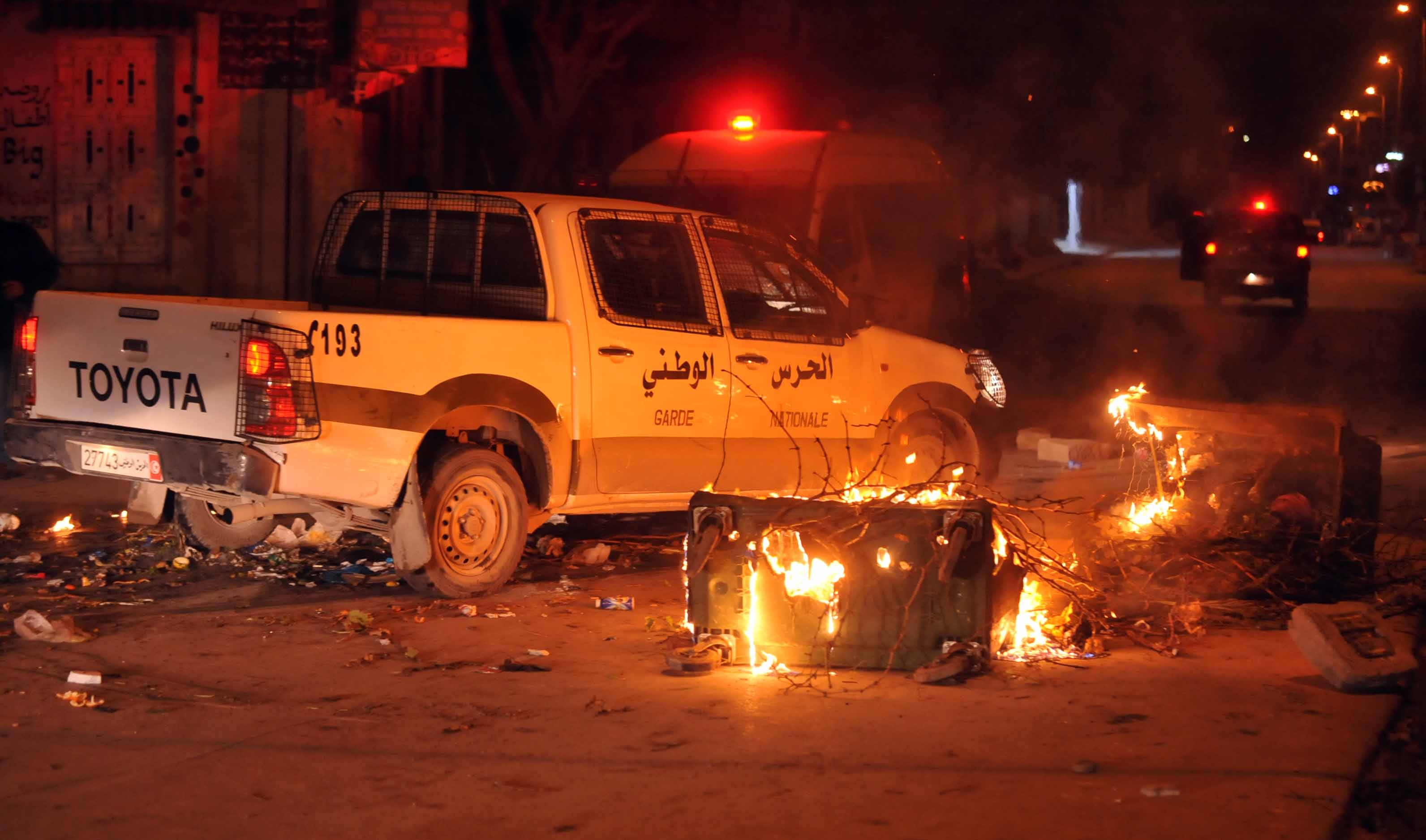نيران مشتعلة قرب سيارة بتونس