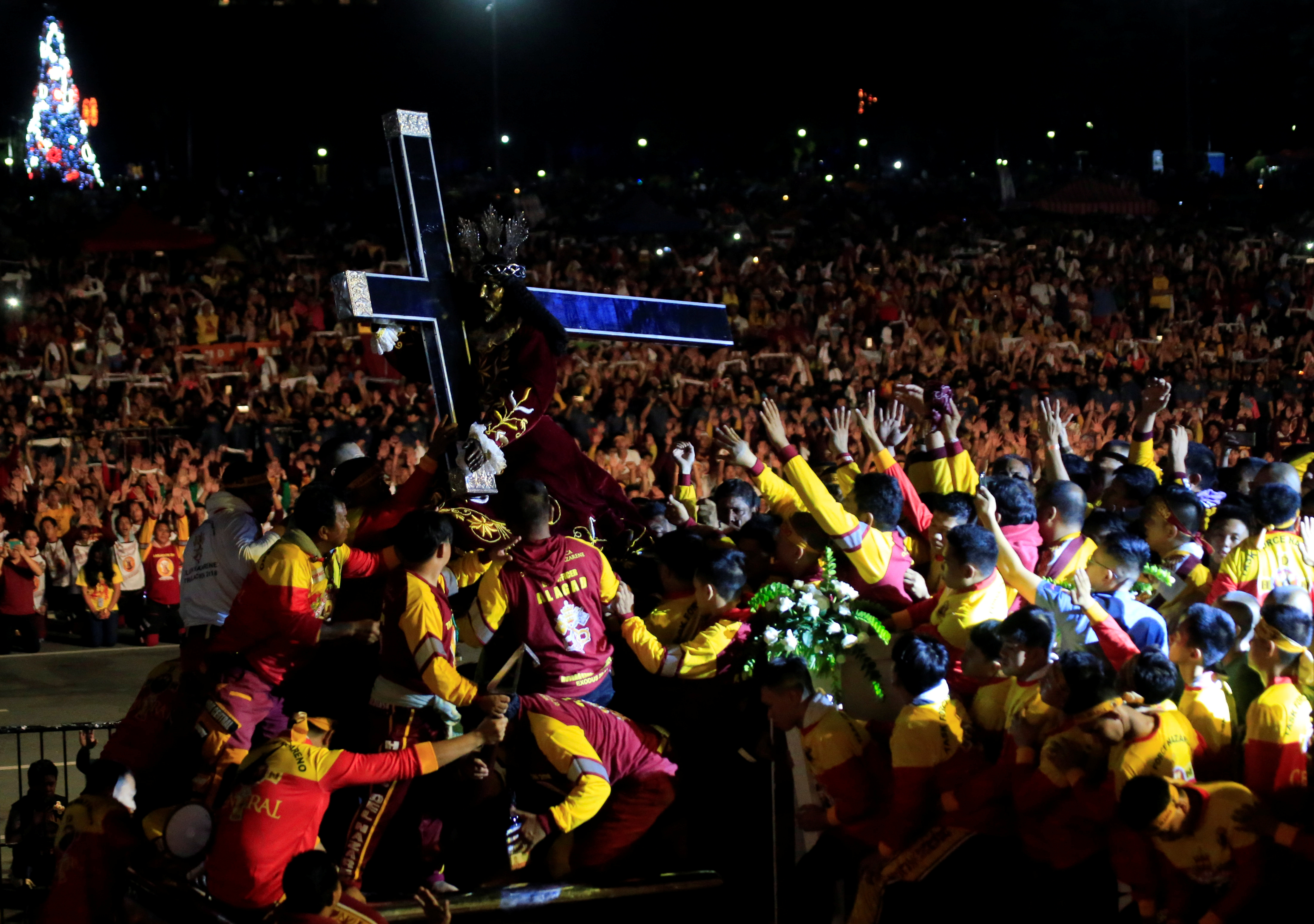 فلبينييون يشاركون فى الموكب الدينى