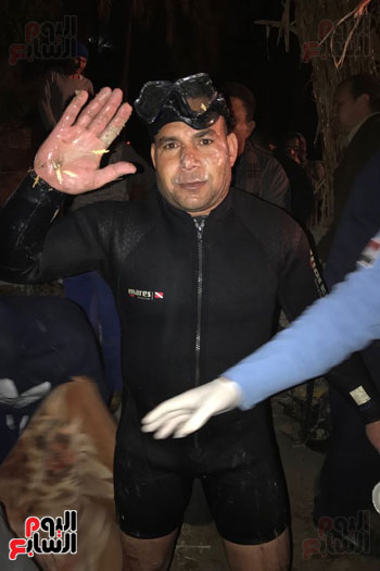أحد فريق الإنقاذ النهرى الذى تمكن من إنقاذ الطالب على قيد الحياة