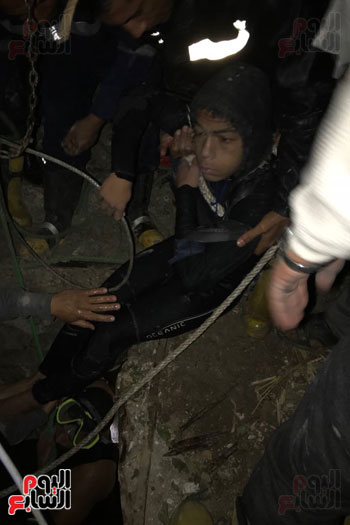 الطالب  لحظة استخراجه على قيد الحياة من البئر 