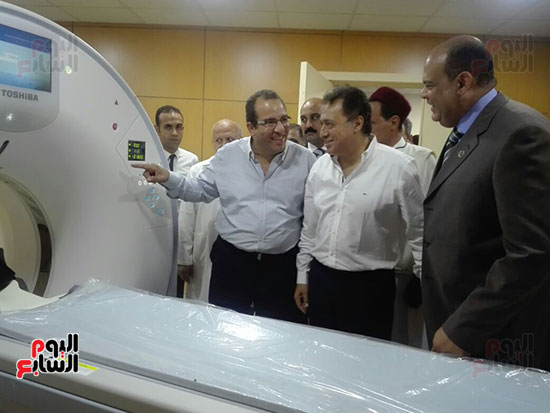              وزير الصحة خلال تفقده التشغيل التجريبي لمستشفى النجيلة