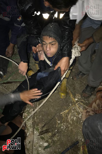 الطالب يرتدى بدلة غطس اثناء التنقيب عن الاثار 