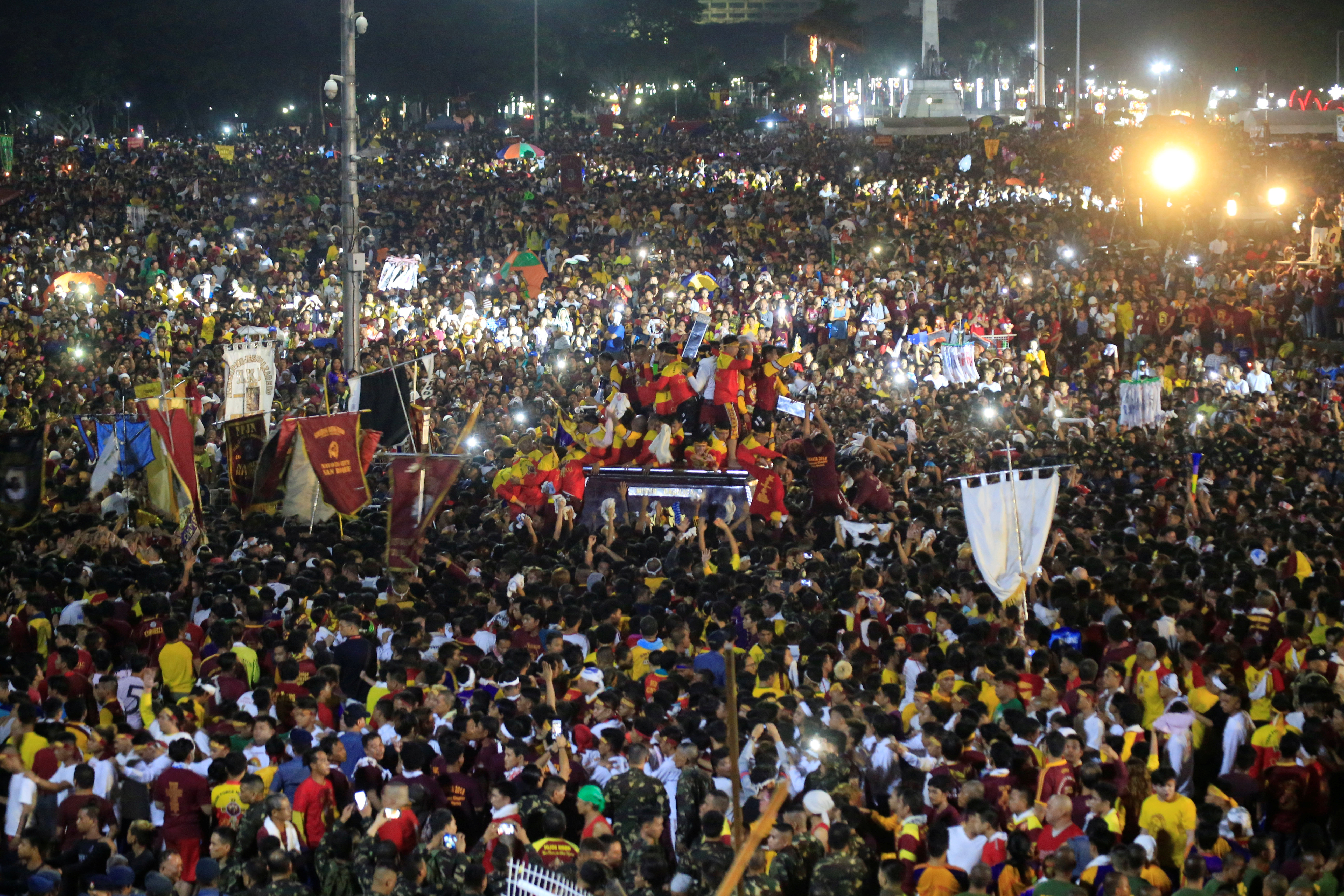 ملايين الفلبينيين فى الموكب