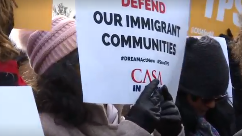 لافتات تحث على الدفاع عن المهاجرين