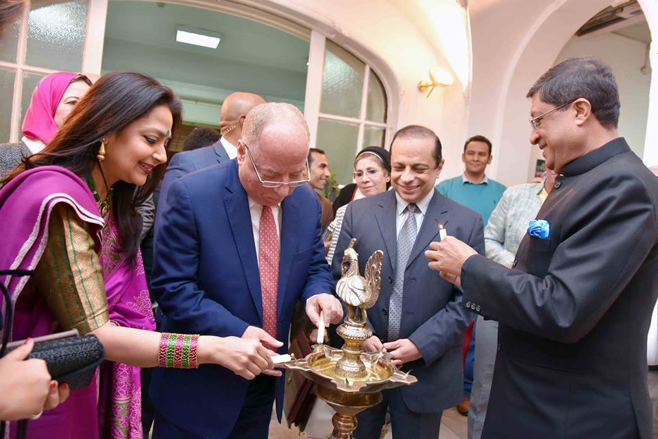 وزير الثقافة وسفير الهند يفتتحان معرض ألوان الهند (4)