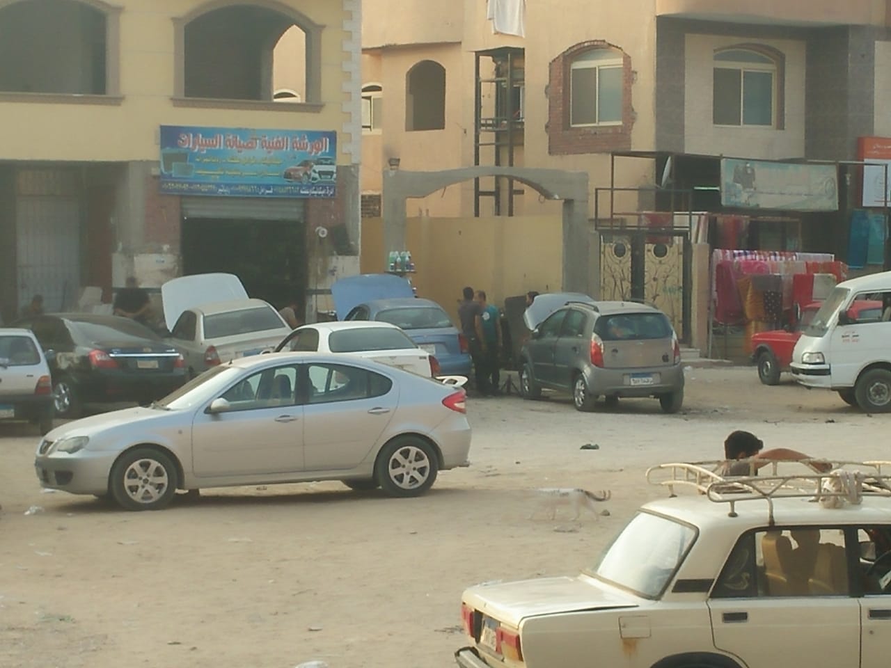 حويل منطقة الشباب فى مدينة العبور إلى ورش سيارات  (1)